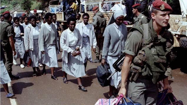 800.000 rwandais ont été tués lors du génocide de 1994. Des membres du 1er RPIMa évacuent des religieuses le 3 juillet 1994 à Butare ©