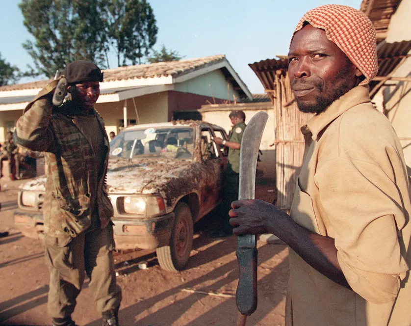 Des miliciens Interahamwe pro-Hutu le 12 juin 1994, à Gitarama (Rwanda)• Crédits : ALEXANDER JOE - AFP